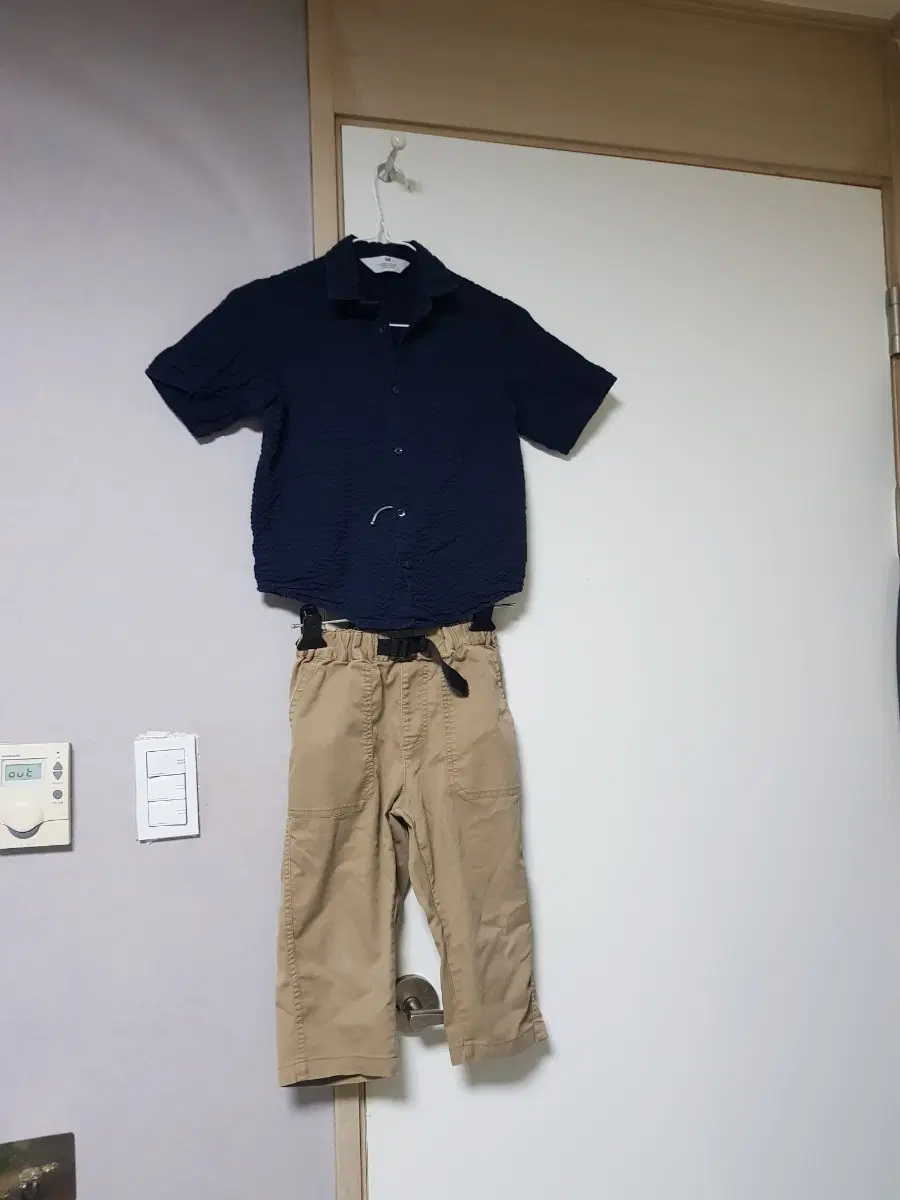 H&M 네이비 엠보 반팔 셔츠 예요 7-8세용 가단38. 총장 45 *베이지 바지 고무줄 26cm 늘리면 32까지 되네요.. 기장52 하의와도 잘 어울려서 코디하기 좋아요