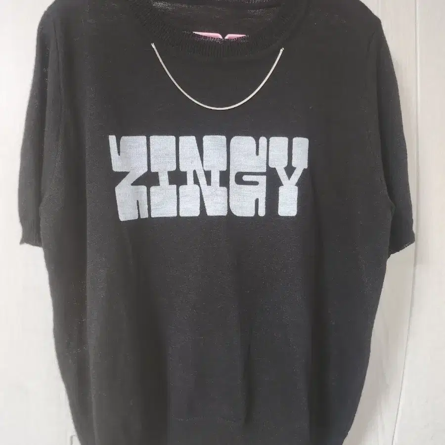 블랙 반팔 니트 징이 프린트