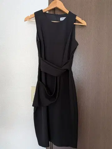 MINT & OOAK 슬리브리스 원피스 비대칭 드레이프 드레스