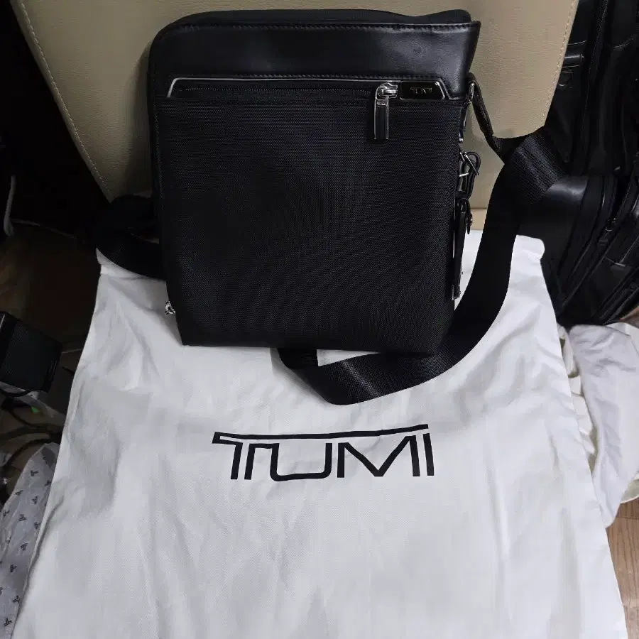 TUMI 투미 0255030D2 Owen Crossbody 판매합니다