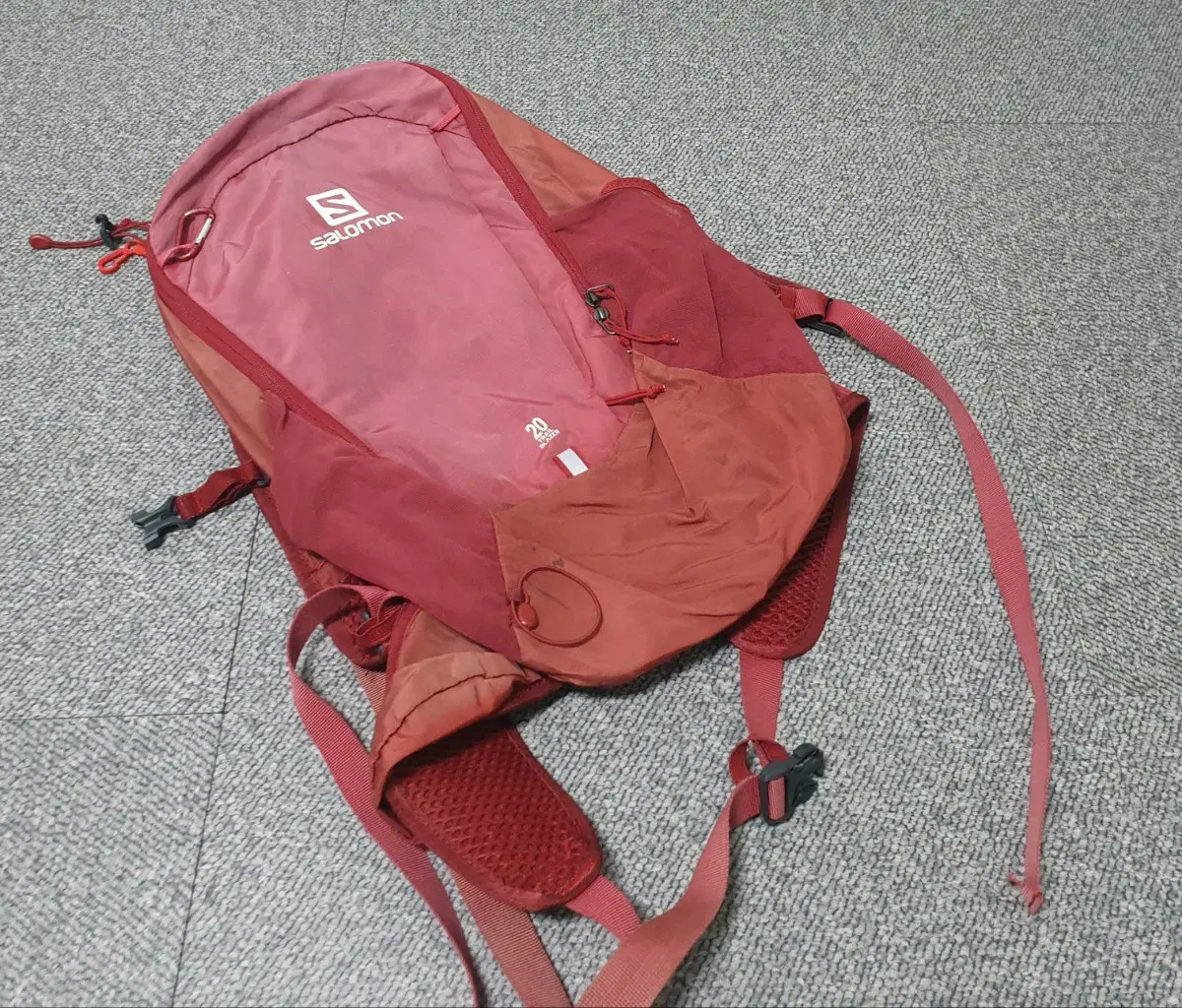 살로몬 20L 백팩 가방 판매합니다