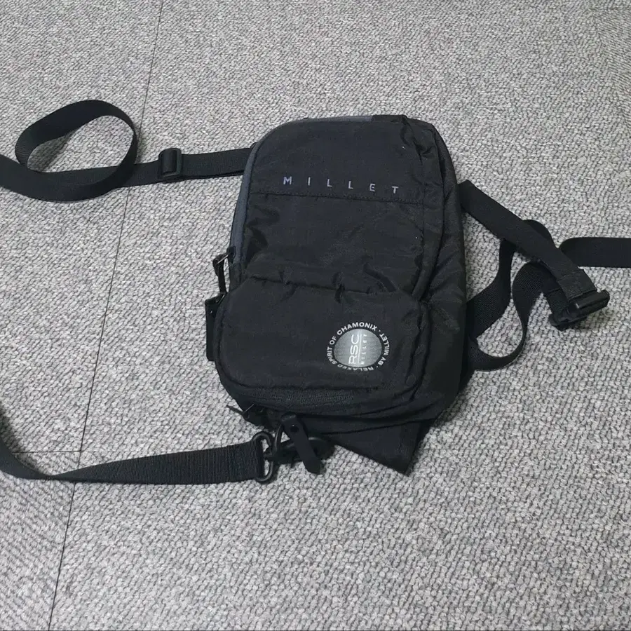밀레 크로스백 힙색 가방 판매합니다