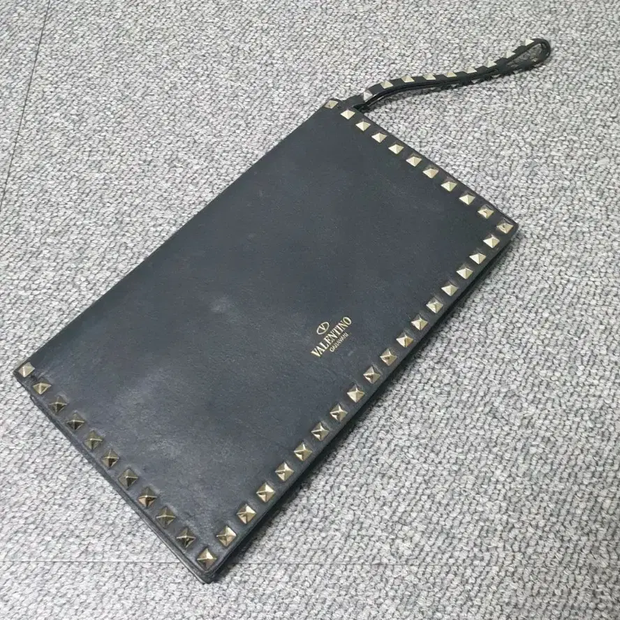 발렌티노 가라바니 락스터드 클러치백 가방 판매합니다