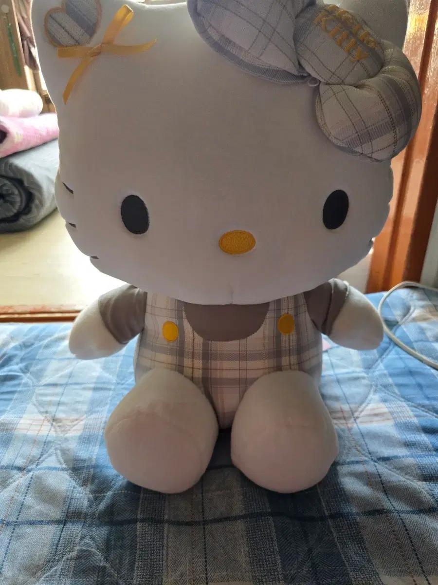 헬로키티 인형 체크 멜빵