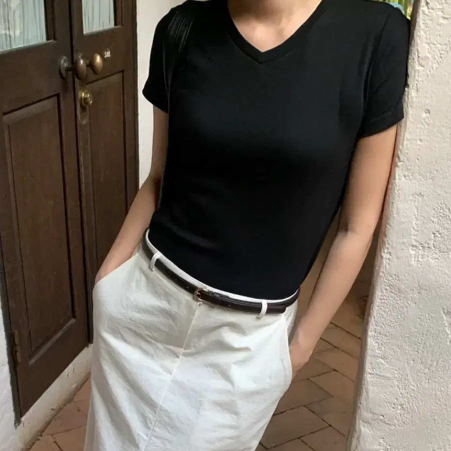 블랙 브이넥 티셔츠 기본티셔츠 검정 반팔티 레이어드 미뉴에트