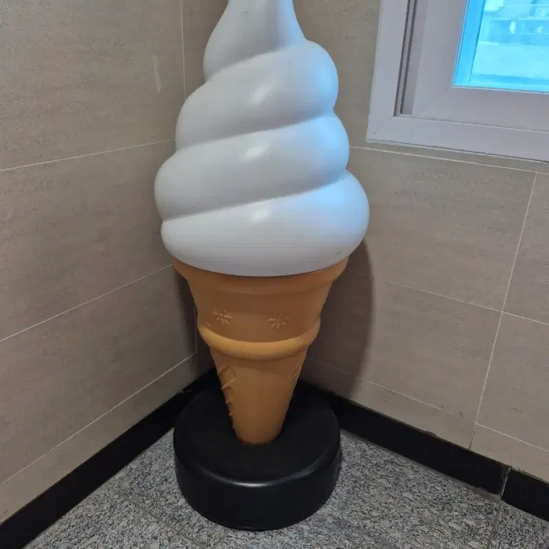 아이스크림 콘 조형물 등 관련 물품 판매
