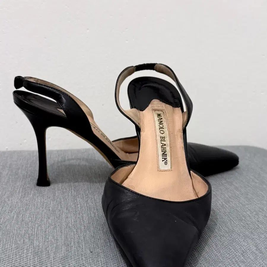 마놀로 블라닉(Manolo Blahnik) 블랙 레더 '캐롤라인(Carolyne) 슬링백 펌프스