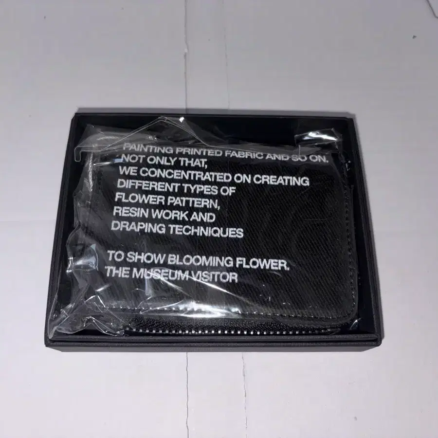 더뮤지엄비지터 PVC HEART PRINTED WALLET BLACK