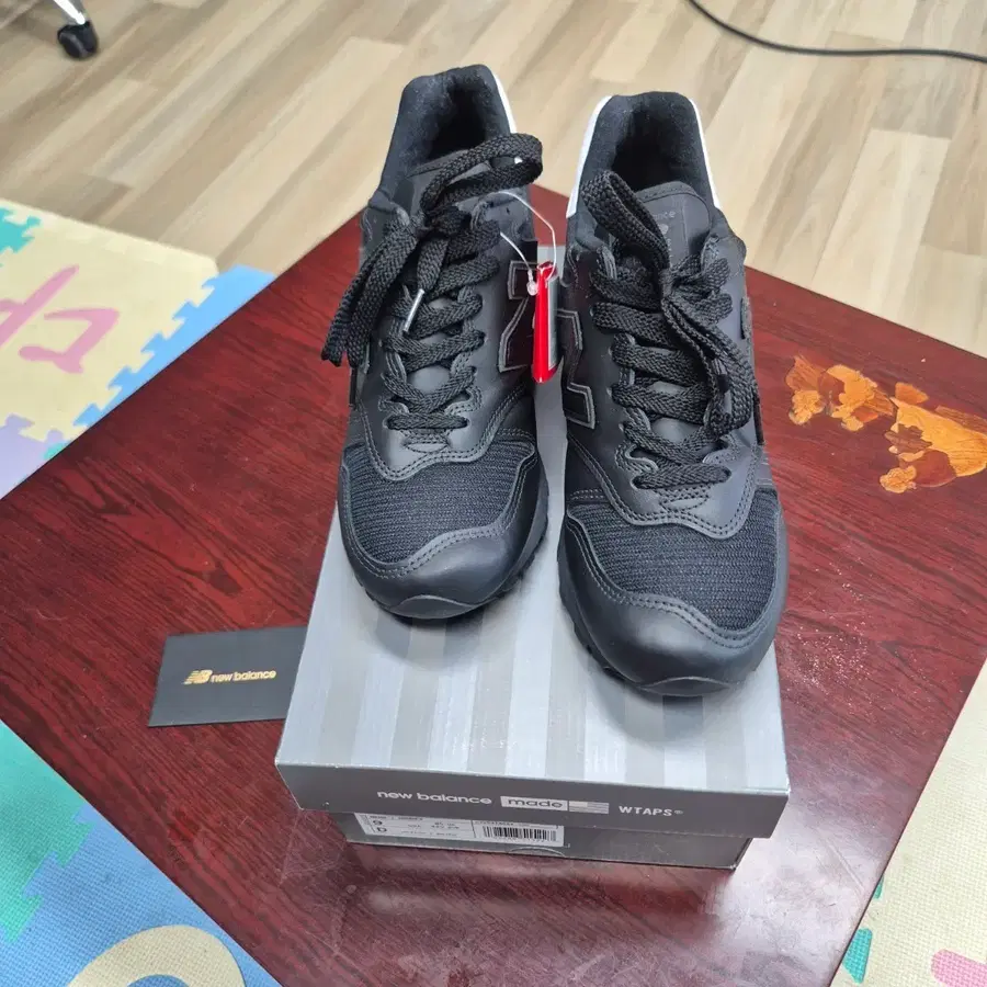 뉴발란스 WTAPS 협업 블랙 스니커즈