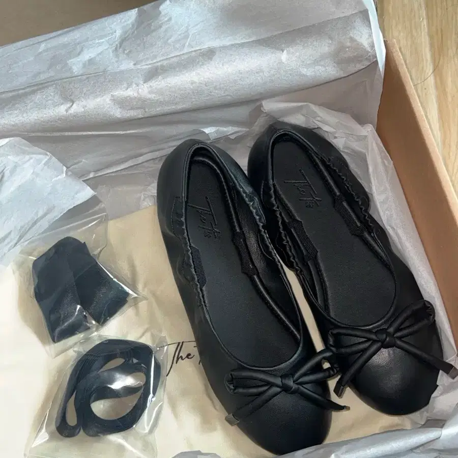 더티스 ROUND RIBBON FLAT (BLACK)235