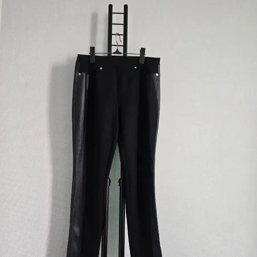 마이클코어스 블랙 레더 패치 팬츠