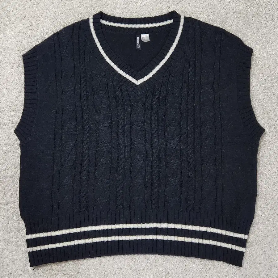 H&M 디바이드 브이넥 꽈배기 니트 조끼 블랙 L