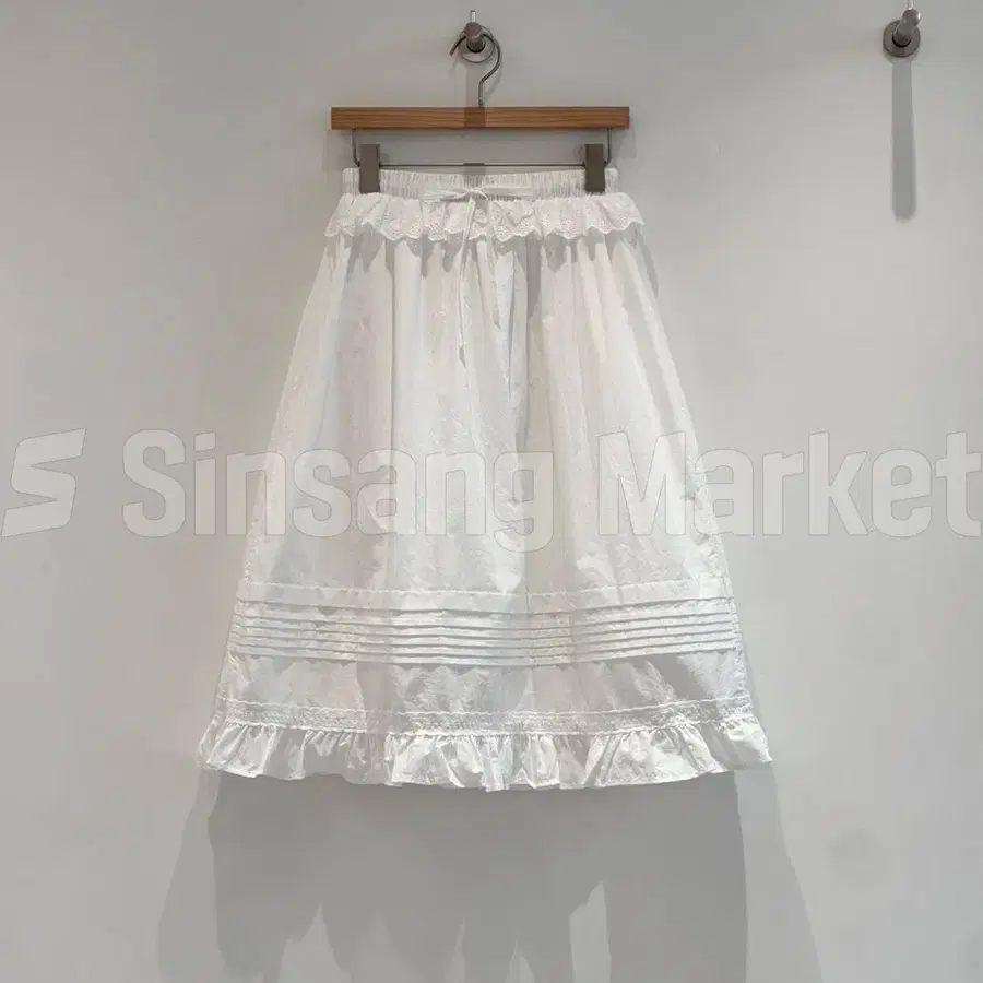[빠른발송] 프릴 핀턱 미디 레이스 치마 스커트 아일렛 펀칭 플레어 밴딩