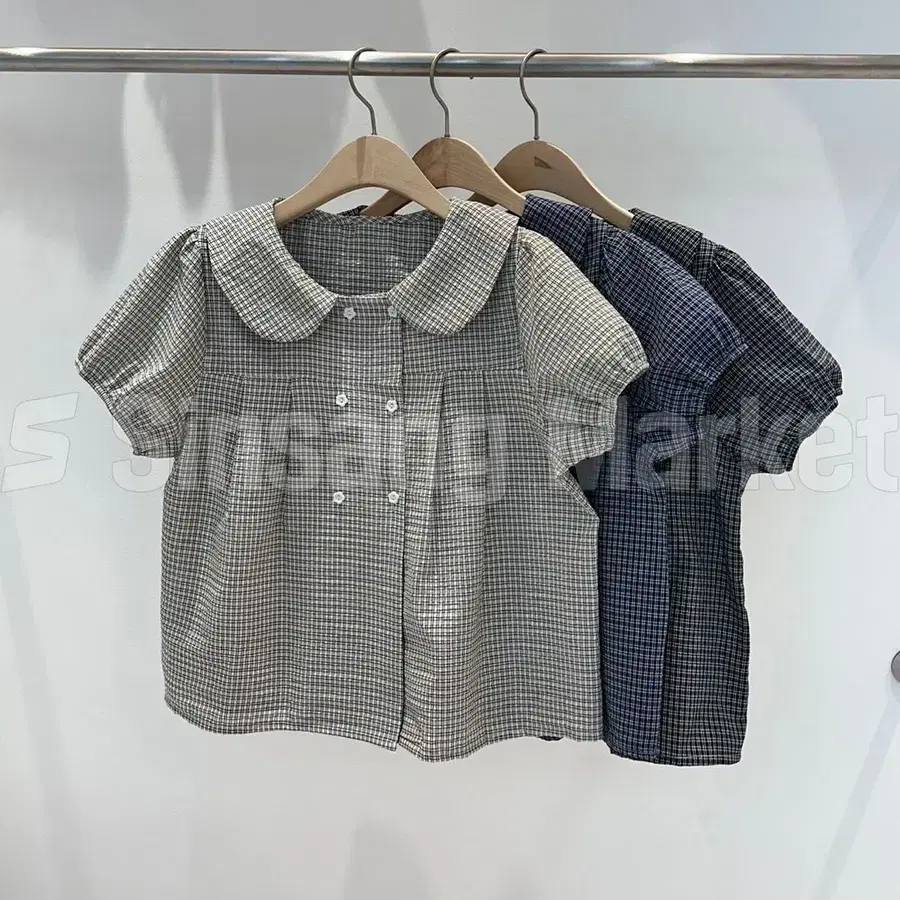 [빠른발송] 둥근카라 체크 꽃단추 퍼프소매 루즈핏 핀턱 반팔 블라우스 1
