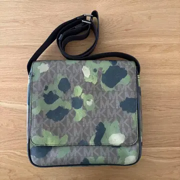 MICHAEL KORS 카모플라주 패턴 숄더백