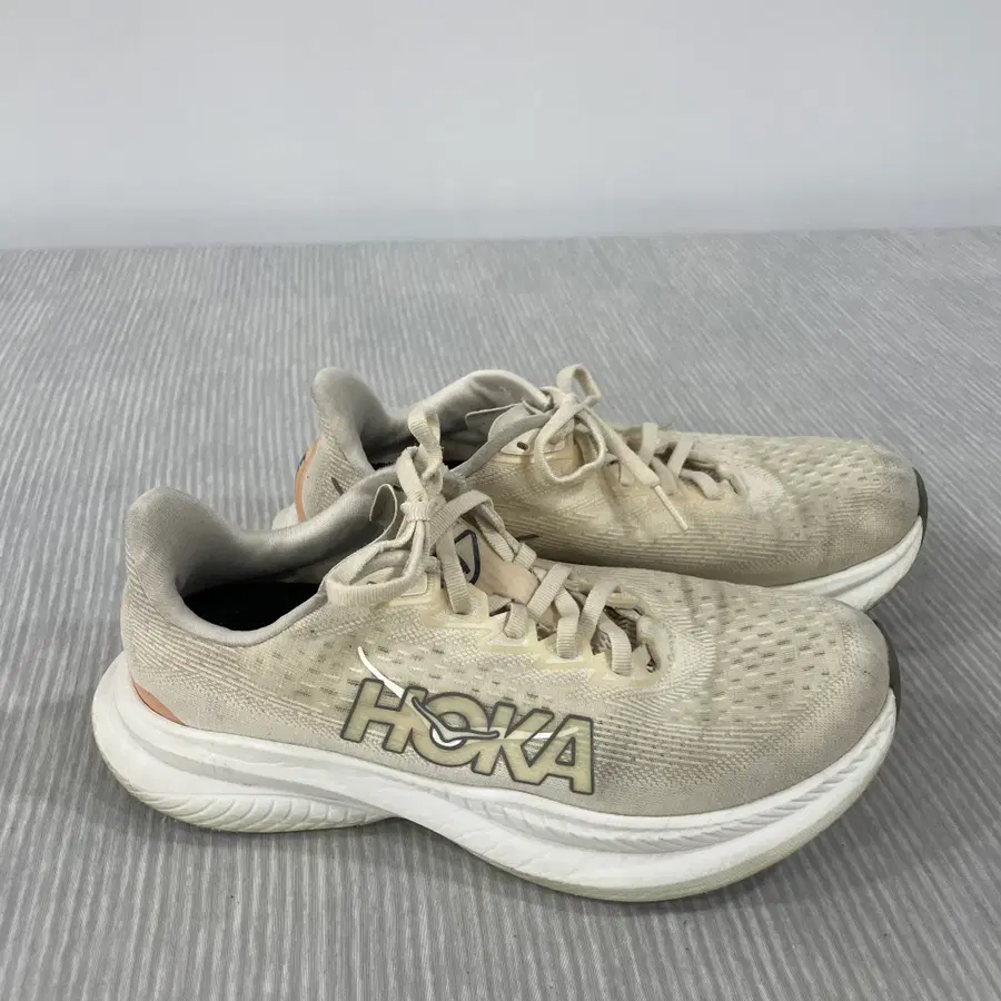 1195) HOKA 호카 마하 6 에그녹 바닐라 운동화 245mm