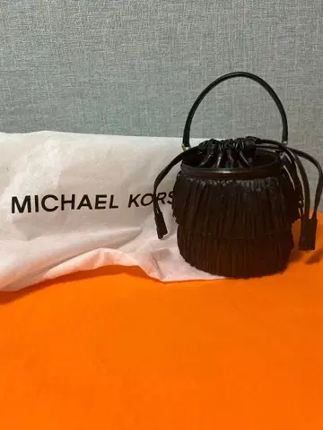 MICHAEL KORS 퍼스트 라인 프린지 복조리 숄더백