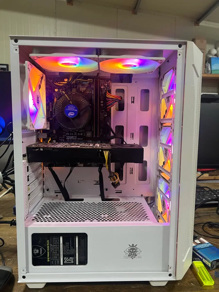 화이트 감성 RGB PC 게이밍 컴퓨터