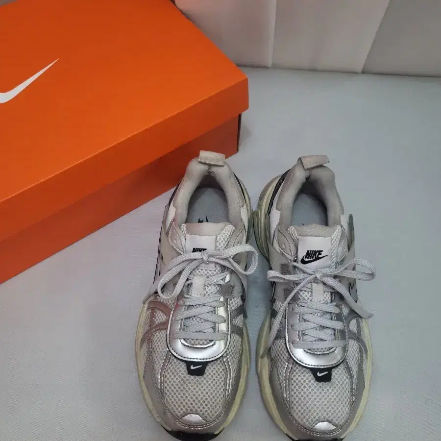 나이키(NIKE) 메탈릭메시 V2K 운동화