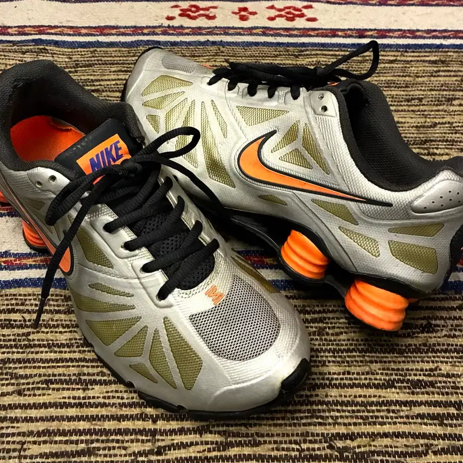 (270)Nike 나이키 메탈릭실버 빈티지 샥스 터보 14 스니커즈