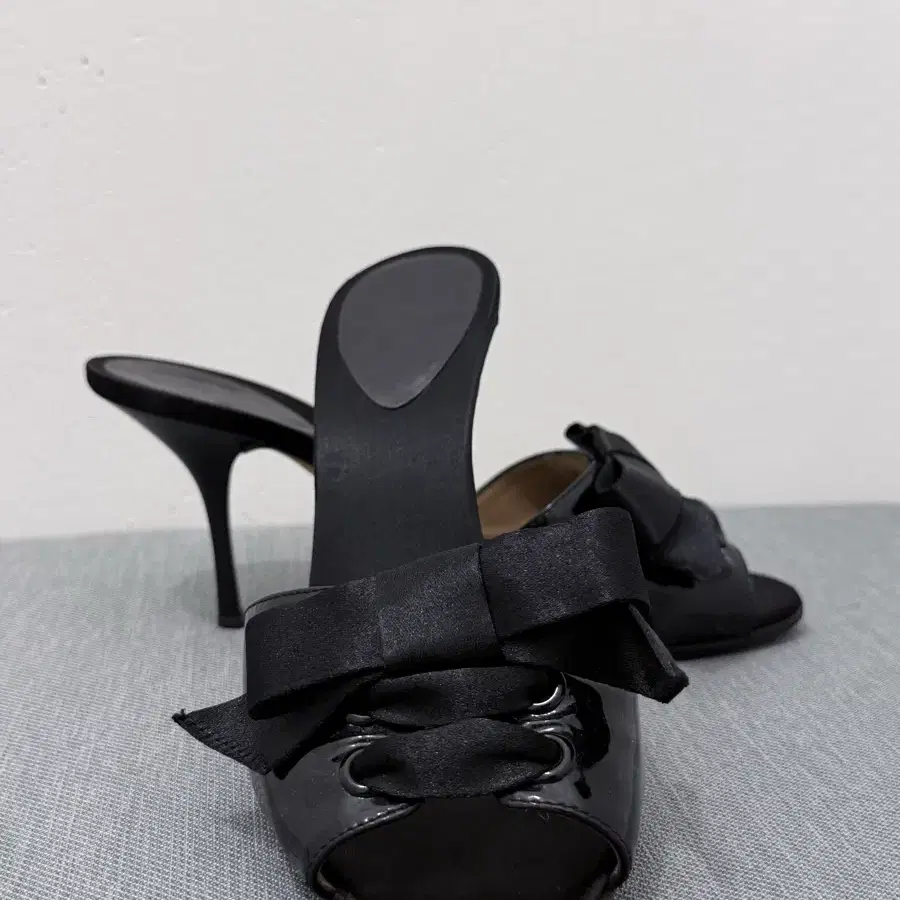 [정품/개런티있음] 주세페 자노티 블랙 페이턴트 리본 뮬 힐 (37/6cm)