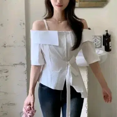 화이트 오프숄더 블라우스 새거