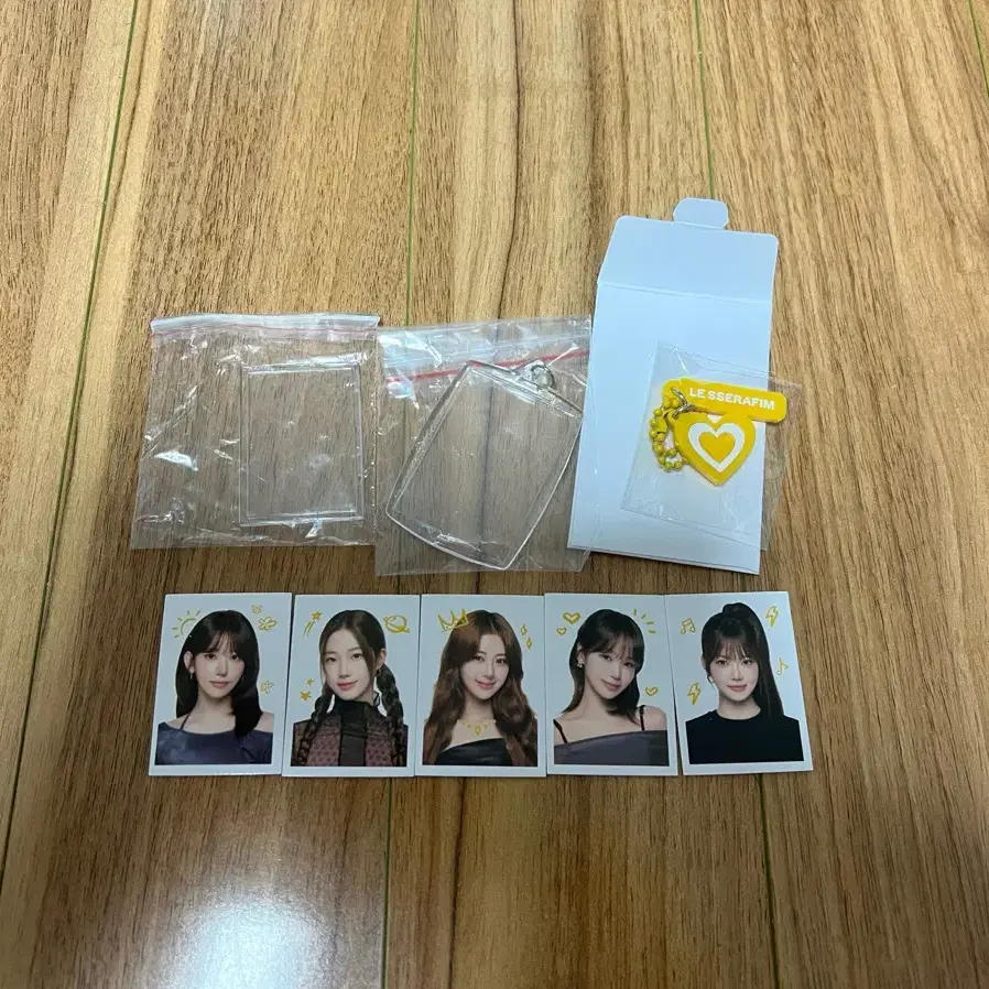 맘스터치 르세라핌 증명사진 키링