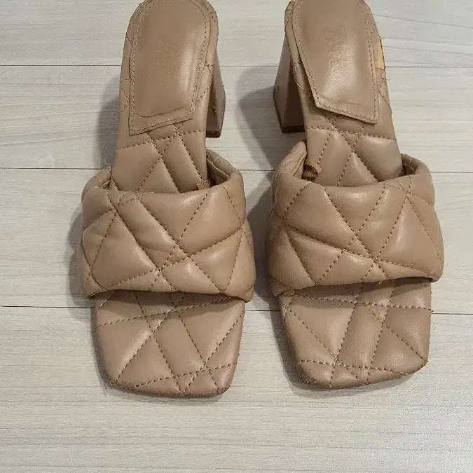 자라 퀼팅 뮬 샌들 베이지 35