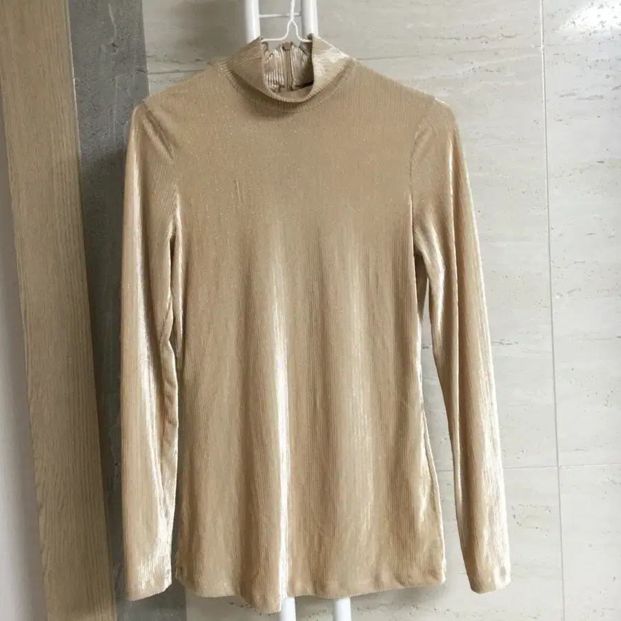 모조에스핀 글리터 하이넥 블라우스 55
