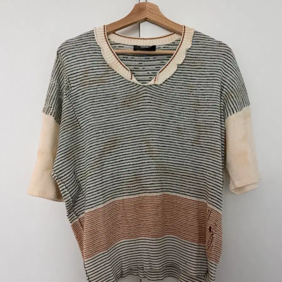 ERD 앙팡리쉬데프리메 Here Comes Alice Aged V-Neck Sweater