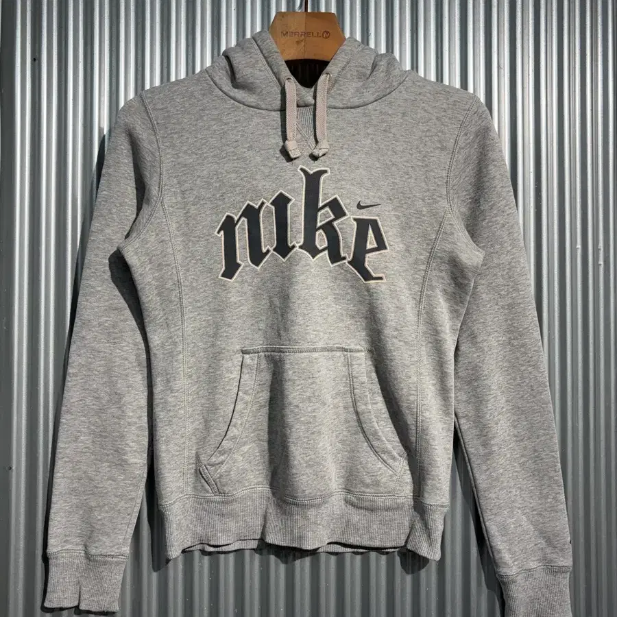 [S] 나이키 NIKE 애슬레틱 디팟 고딕 로고 기모 후드 티셔츠 그레이 4.5