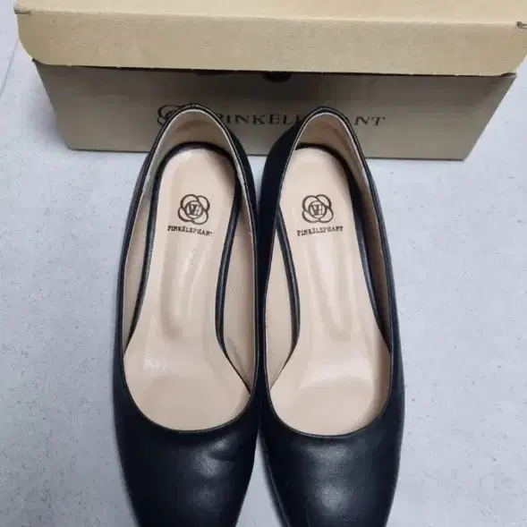핑크엘리펀트 블랙 펌프스 235