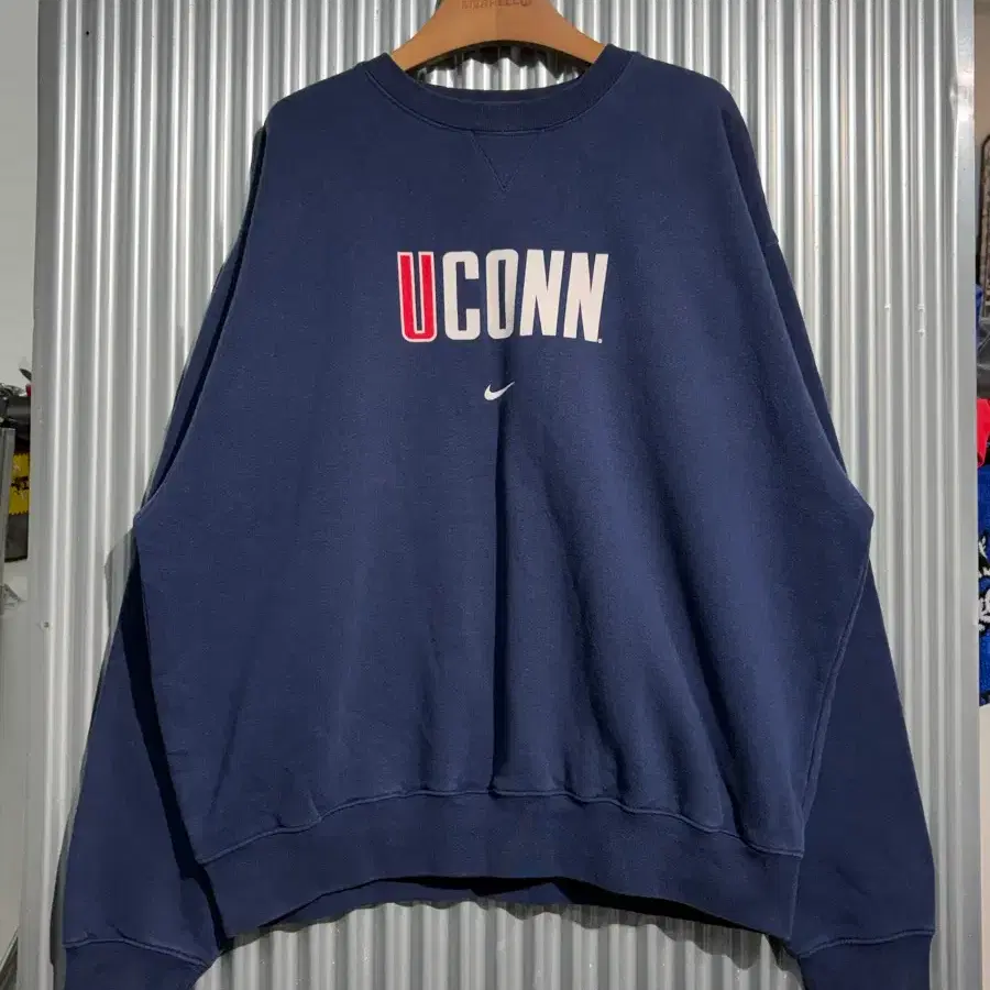 [L] 나이키 NIKE 팀 유콘 UCONN 빈티지 맨투맨 네이비 5.9