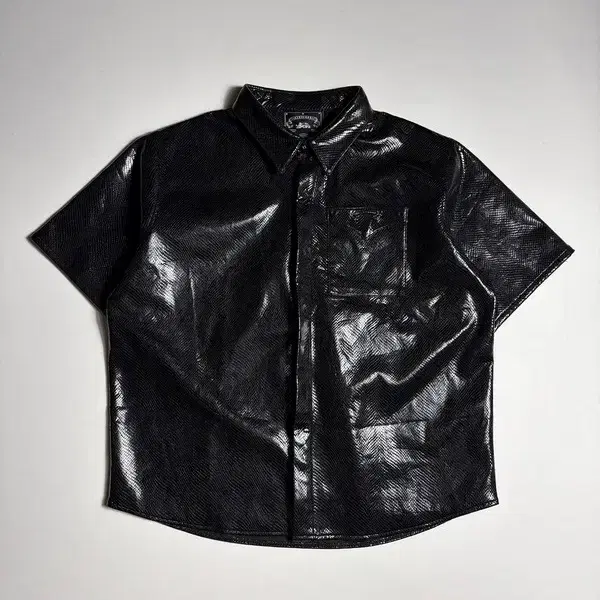 배드블러드 25FW 블랙 파이톤 로고 레더 숏 슬리브 R3140
