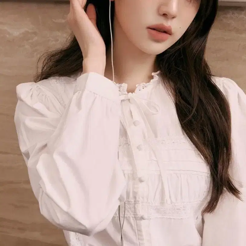로라로라 장원영 블라우스