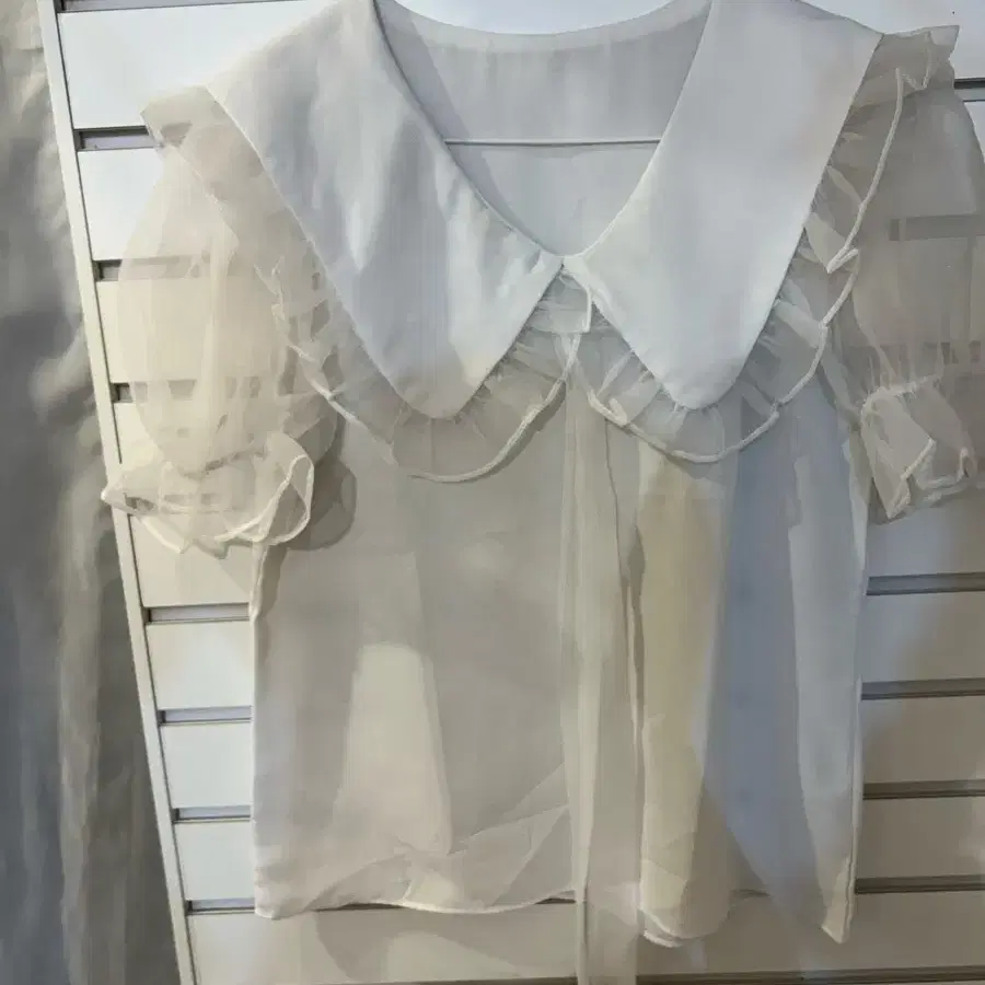 화이트 오간자 프릴 블라우스