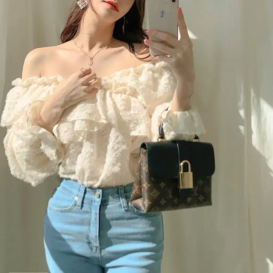 오프숄더 프릴 블라우스 아이보리