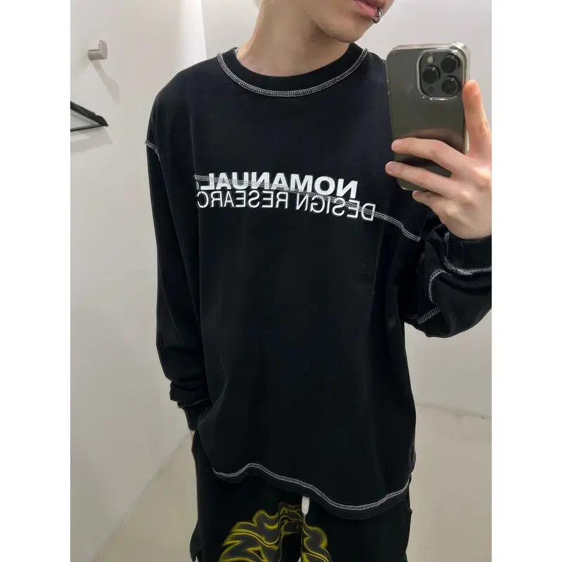 노메뉴얼 스티치 로고 롱슬리브 r4427