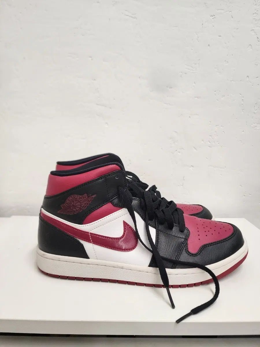 나이키 조던 미드1(Jordan 1 Mid Bred Toe Noble Red)275