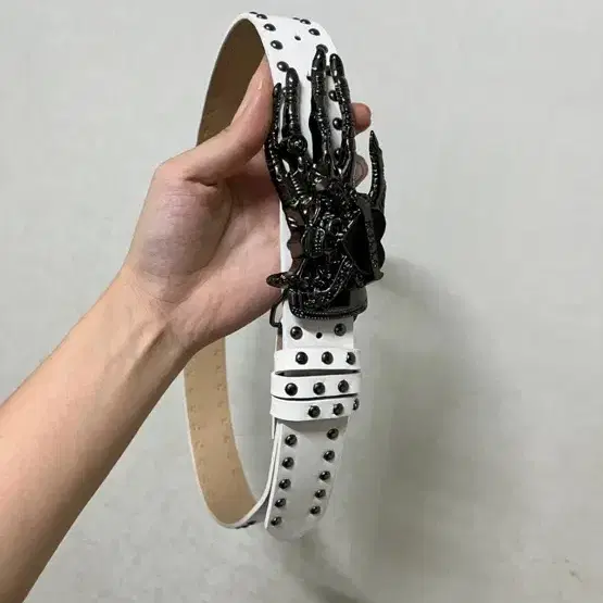 해골손 버클 스터드 장식 벨트 화이트