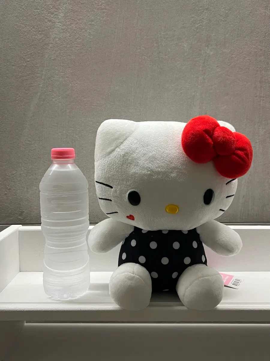 도트 무늬 멜빵 옷입은 헬로키티 - 빨간리본+도트=패션왕 키티