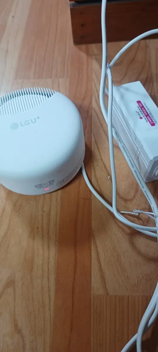 LG U+에서 제공하는 와이파이6 공유기입니다최신 와이파이6 규격을 지원하여 더욱 빠르고 안정적인 무선 인터넷 환경을 구축할 수 있어요구성품은 공유기와 전원 어댑터입니다문서