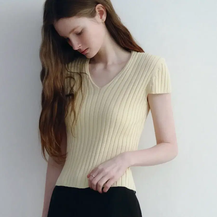 ํฌ์ ์จ/S/Suri Ribbed V-neck Knit (Butter)