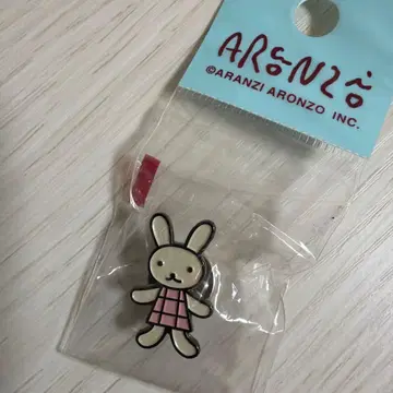 ARANZI ARONZO 아란지아론조 토끼 핀 배지