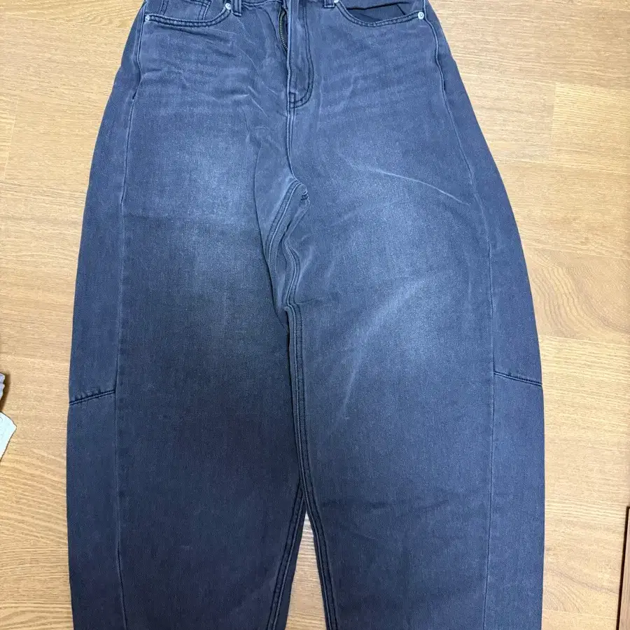 에잇세컨즈 여름용 벌룬핏 흑청바지