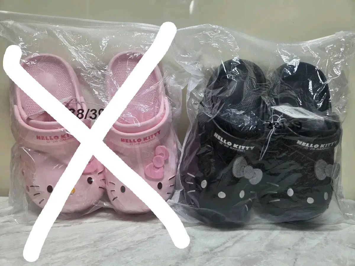 Hello Kitty Slippers (Black)