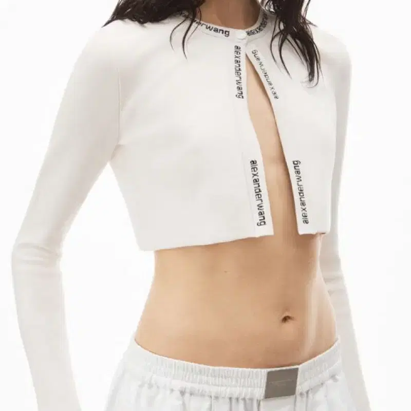 알렉산더왕 로고 크롭 가디건 리사착용