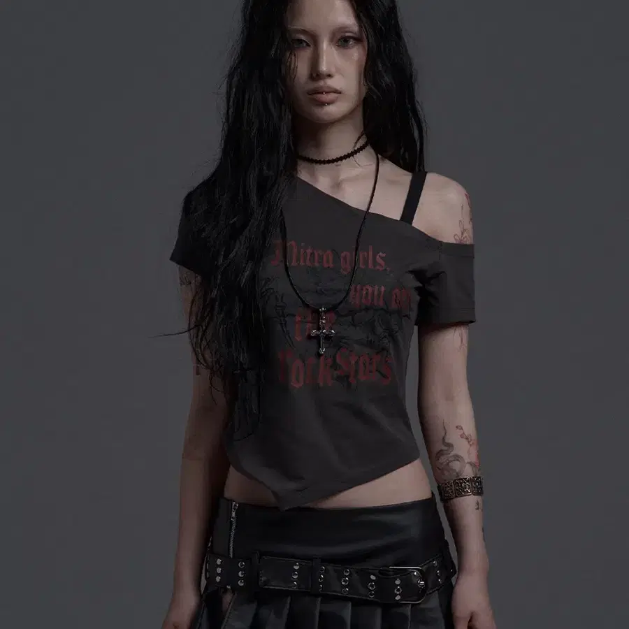 미트라 원숄더 그래픽 반팔티 Dark Grey 반팔 티셔츠