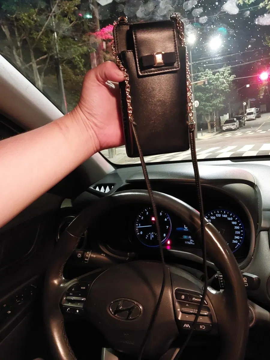 페라가모 블랙 체인 크로스백 밎 케이스