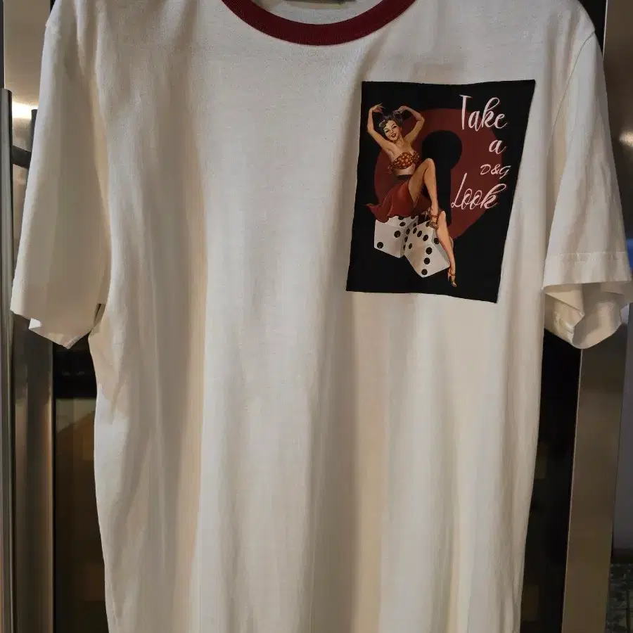 돌체앤가바나 그래픽 티셔츠 52사이즈입니다.